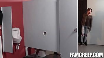 Abspielen Ryan kniet lutscht seinen Stiefvater Michael Roman Schwanz in der öffentlichen Toilette