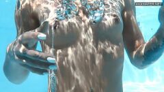 Odtwórz Węgierski pornstar Zazie Skymm's Naked Swim & Outdoor Sex