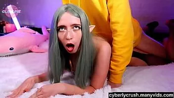تشغيل منقاد صغير قزم مع ثدي كبير يتمتع اللعنة الخام والحصول على نائب الرئيس على وجهه