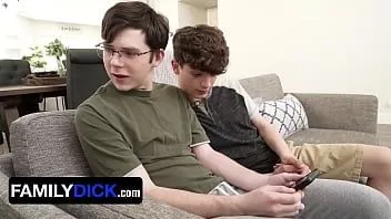 Putar Familydick - twink muda menemukan gambar telanjang ayah tiri mereka dan penis besar mereka terangsang