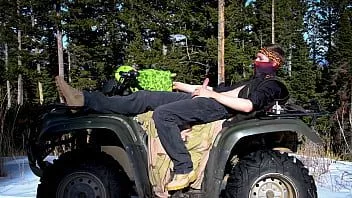 play Biker buckelt Plüschtier auf Vierrad auf öffentlichem Campingplatz zur Wintersonnenwende.