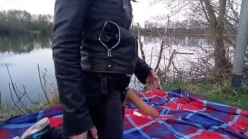 play Te cojo el culo como mi amante me cogió, en el lago (pegging, milf, al aire libre, amateur)