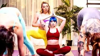 Reproducir Transflick.com - ¡la instructora de yoga transexual emma rose se folla a uno de sus estudiantes calientes jewelz blu en clase mientras las otras chicas intentan estar en la zona!