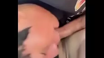 Putar Pelacur gay banci berusia 18 tahun mengisap kontol di mobil