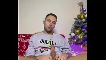 Afspelen Een jonge kerel speelt met zijn grote massieve lul en komt klaar