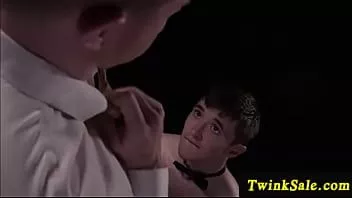 Abspielen Sklave vergnügt sich mit reifem Schwanz - twinksale.com