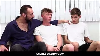 Putar Familydaddy - saudara tiri kurus kurus bergiliran dengan ayah tiri - kekuatan andrew, johnny b, levi rhodes