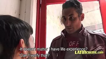 Putar Di luar bar dengan twink latino remaja