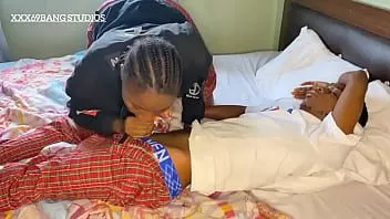 Oynat Öğleden sonraki dersten önce sıkı amımı delmek için onu uyandırdım (videonun tamamı xvideosred'de mevcut)