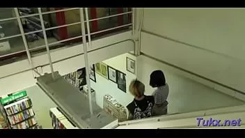 play Smakelijke jonge oosterse schoonheid boog zich voorover voor een bonk