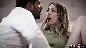 Jouer Teen lily larimar a présenté son petit ami beaucoup plus âgé à son beau-père et il n'a pas approuvé