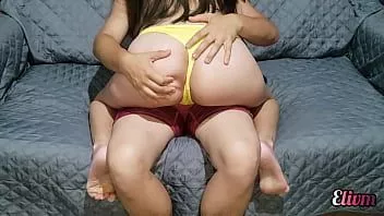 再生 Xxx desi 私の義理の妹は私の前でパンティーを脱ぎます、彼女は処女です、彼女は痛い彼女の遅いマンコを性交するように私に頼みます