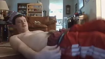 Abspielen Weißer Junge ohne Hemd, rote Adidas-Hose und rote Boxershorts nackt