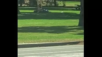 Reproducir Kreeping en 2 chicas en el parque jugando y frotando