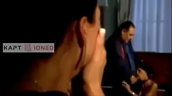 play يعطي أب إيطالي غيور لابنته ما تستحقه أمام والدتها لتقبيلها رجلاً