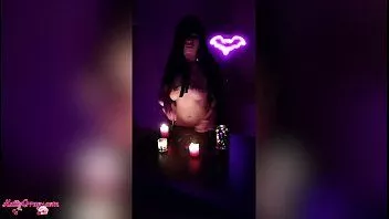Reproducir Perra sexy jugosa masturbándose en la cámara - halloween