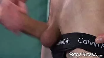 Abspielen Der tätowierte Twink Conan holt sich einen runter und humpelt alleine im Bett