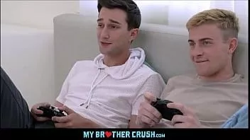 Abspielen Zwei junge Stiefbrüder, Kai Masters und Braden Taylor, ficken in der Familie