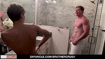 Putar Brothercrush - anak laki-laki remaja cowok mengendarai ayam tirinya yang besar