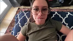 play Die perfekte GFE der 18-jährigen Laya Rae mit Alex Adams: Lerntipps eines nerdigen Teenagers und heiße POV-Blowjob-Action