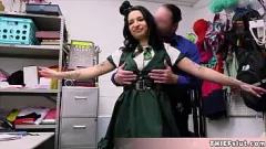 Играть Разоренная юная магазинная воровка расплачивается за это своей тугой киской
