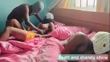 Riproduci Strano uomo si è introdotto in casa nostra e mi ha scopato così forte nel nostro letto matrimoniale