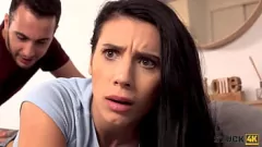 play Stuck4k: Nelly Kents Mitbewohnerin kann ihrer vollbusigen Teenie-Muschi nicht widerstehen