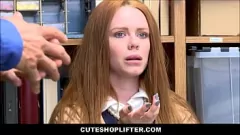 play Ella Hughes, adolescente ruiva grossa, punida por furto em lojas com foda dura pelo oficial