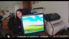 تشغيل أحمر الشعر في سن المراهقة ديلا المتشددين كس استكشاف في جوارب