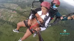 Abspielen Der Ebenholz-Pornostar Mariana Martix lässt sich beim Gleitschirmfliegen hart im Freien abspritzen