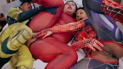Abspielen Exklusive Cosplay-Orgie: Wolverine, Deadpool und Spiderman teilen sich den Arsch und den Mund eines Latina-Pornostars