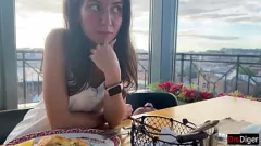 Abspielen Der heiße Teenager Katty West wird am ersten Date in der Öffentlichkeit gepflügt