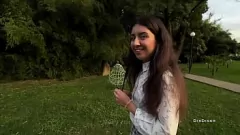 play Adolescentes da faculdade selvagem ficam brincalhões em uma floresta de bambu: um verdadeiro encontro público