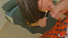 播放 黑发少年深throats大公鸡，暨嘴里