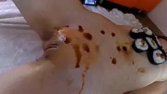 Redare Mâncarea sushi se face fierbinte cu adolescentul asiatic care jignește!