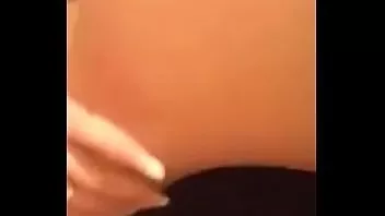 再生 女の子はamepornで彼女の小さなおっぱいを示しています