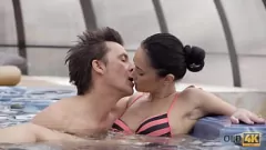 تشغيل أنجي مون في فيلم Sensual 4K: مراهقة سمراء تضرب زوجها العجوز، وتنتهي بشاعر الوجه